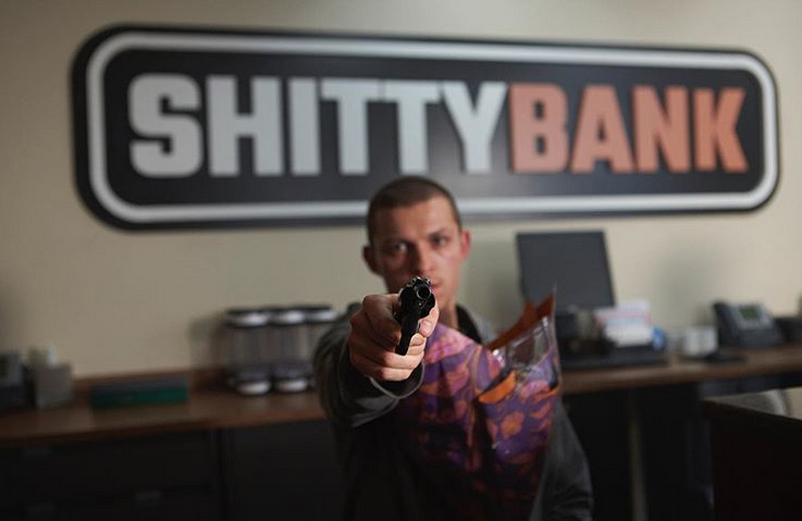 Том Холанд е неузнаваем в първи кадър от „Cherry“ Том Холанд е неузнаваем в първи кадър от „Cherry“